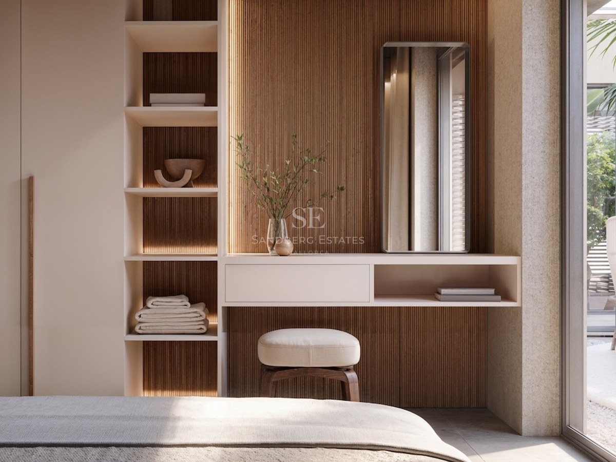 Chambre moderne avec mur en bois latté, coiffeuse minimaliste, placards intégrés et vue terrasse.