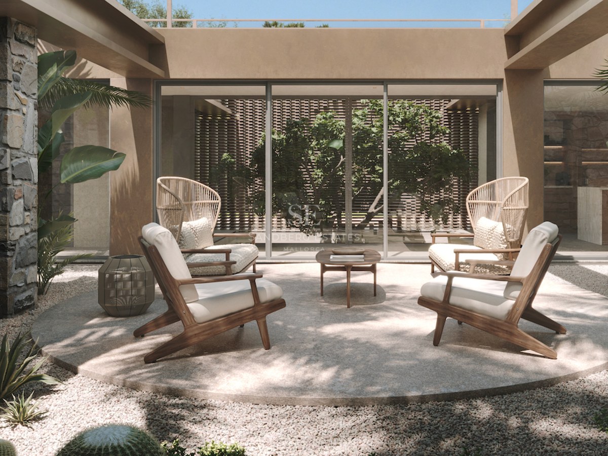 Cour méditerranéenne moderne avec quatre fauteuils design en bois sur une plateforme circulaire en pierre.