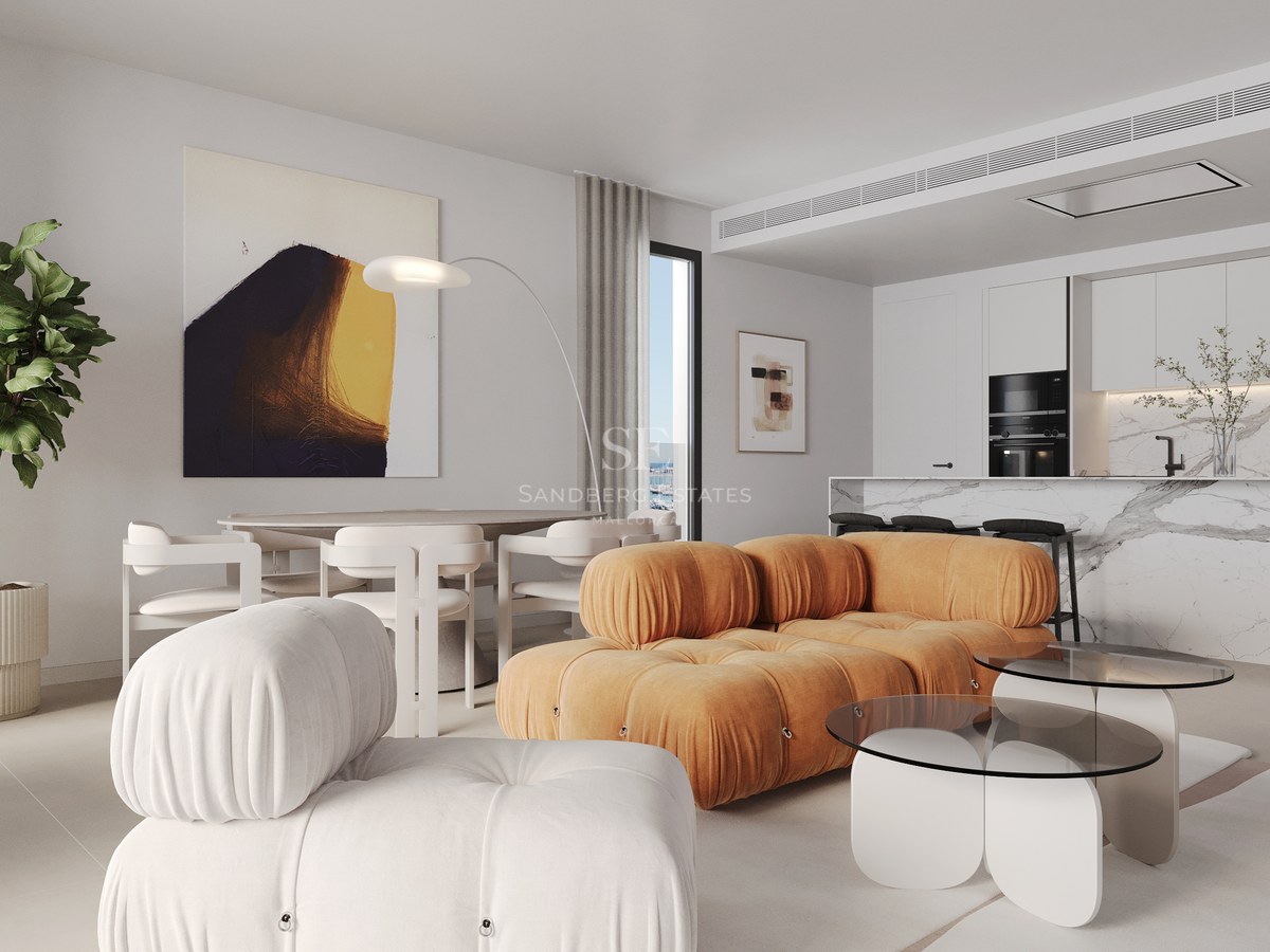 Modernes offenes Wohnzimmer mit orangefarbenem Modulsofa, Marmor-Kücheninsel und Designer-Essbereich.
