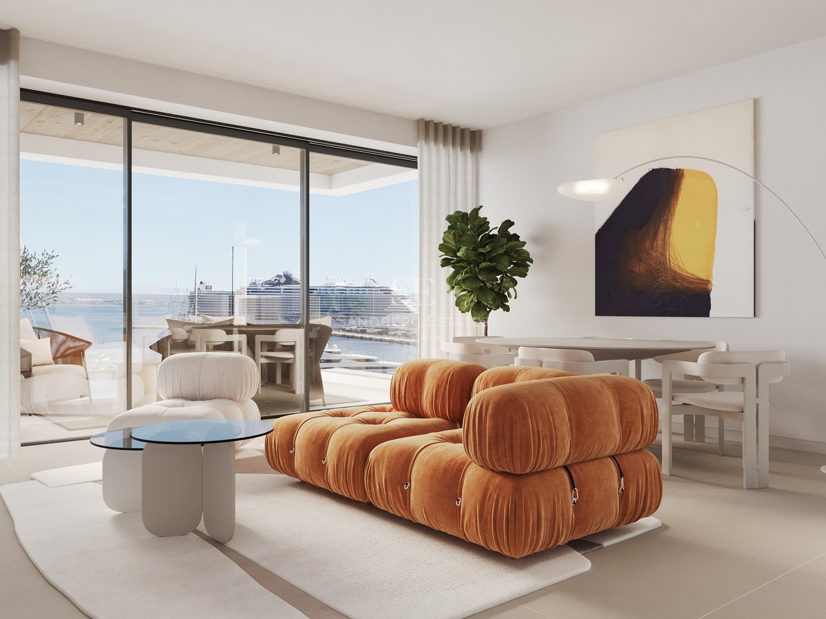 Modernes Wohnzimmer mit terrakottafarbenem Modulsofa, bodentiefen Fenstern und Blick auf einen Mittelmeerhafen.