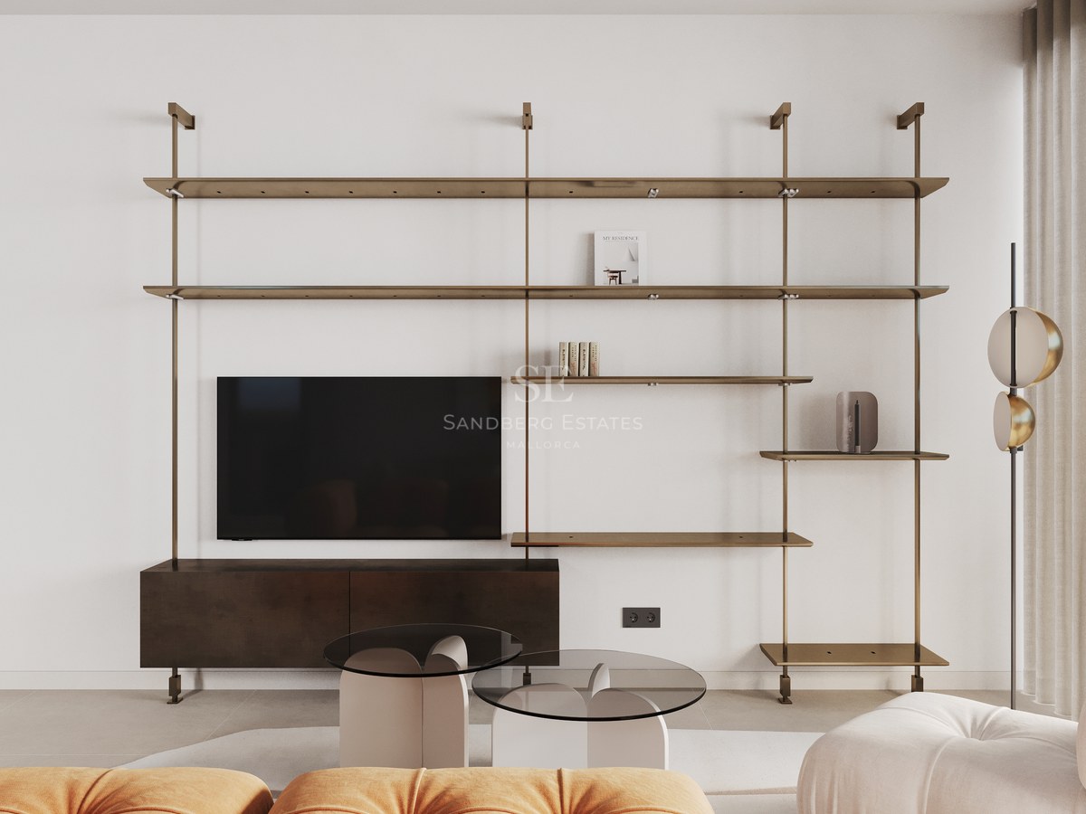 Modernes Wohnzimmer mit modularem Messingregal, Wandfernseher und runden Designer-Couchtischen aus Glas.