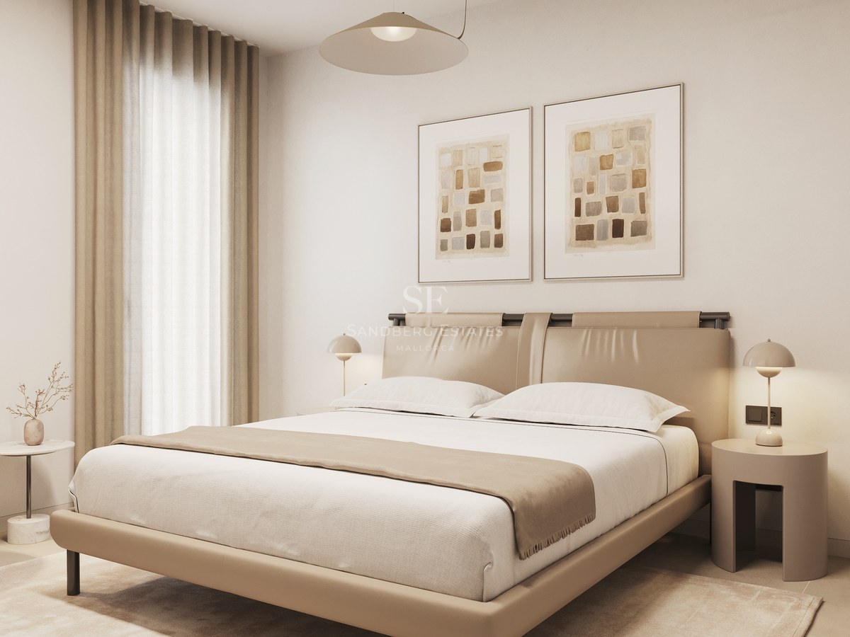 Modernes Schlafzimmer mit beigem Lederbett, minimalistischen Lampen und bodentiefen Vorhängen in Naturtönen.