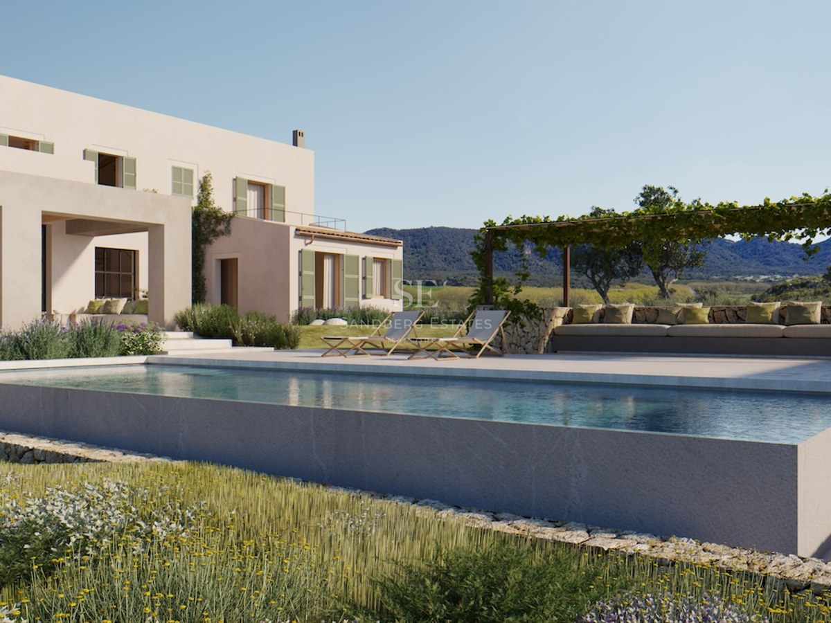 Luxuriöser Infinity-Pool mit Bergblick, moderne mediterrane Villa und Natursteinmauern.
