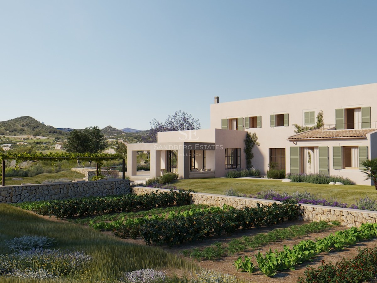 Moderne zweistöckige sandfarbene Villa mit grünen Fensterläden, Gemüsegarten und Trockensteinmauern.