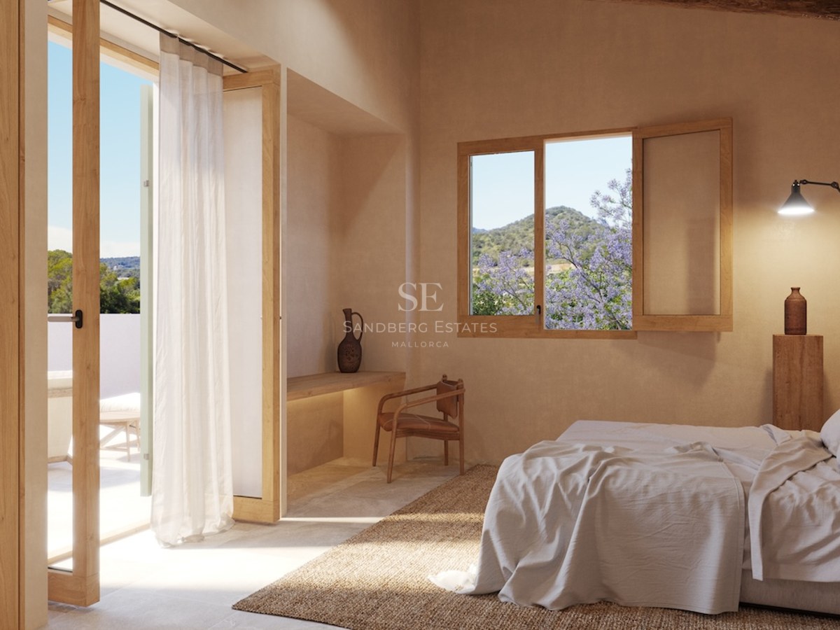Minimalistisches Schlafzimmer mit hellen Holzmöbeln, Leinenbettwäsche, hohen Decken und Bergblick.