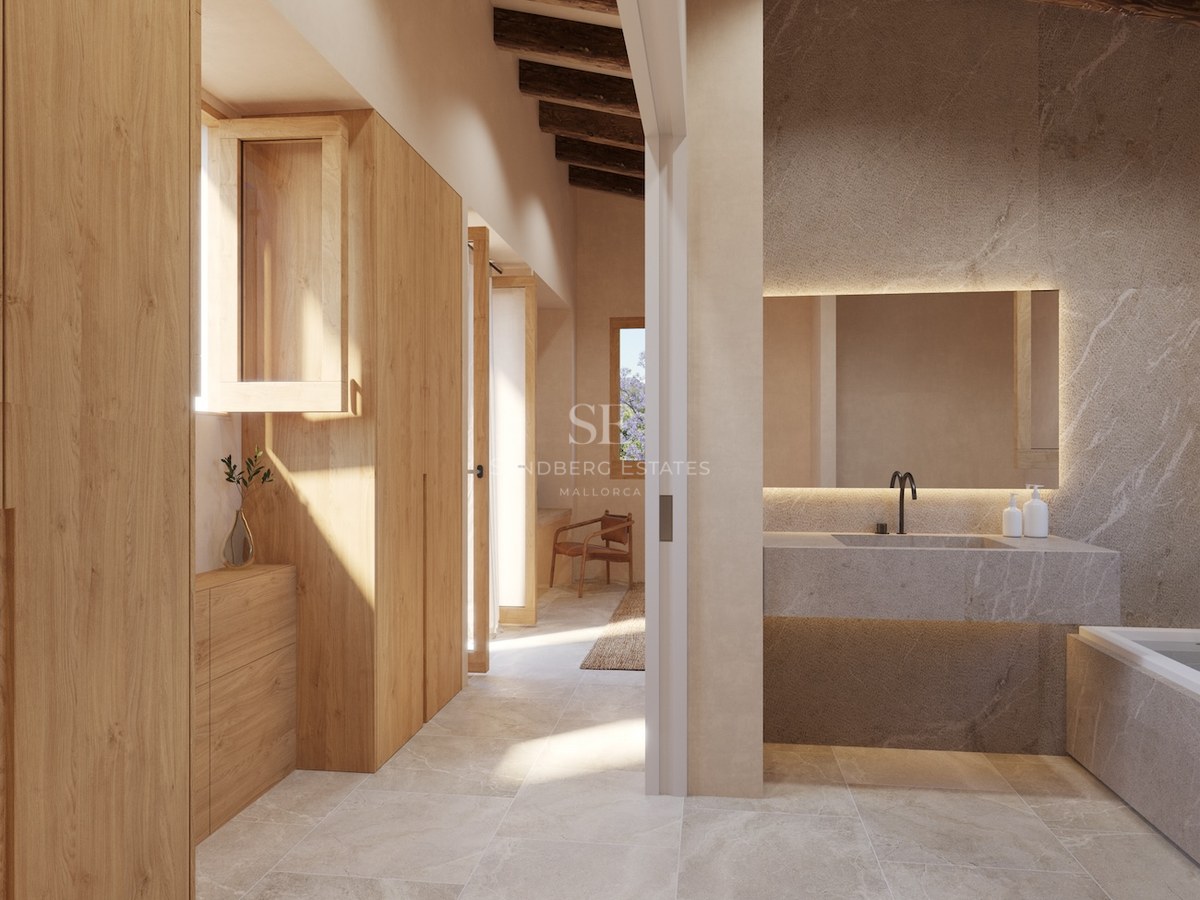 Modernes Badezimmer mit Naturstein-Waschtisch, hinterleuchtetem Spiegel, Sichtbalken und Eichenschränken.