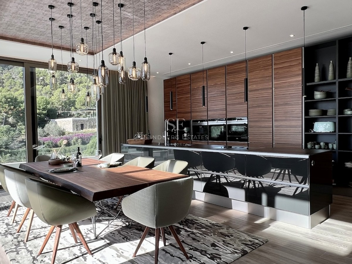 Amplio balcón con barandilla de cristal y vistas infinitas al mar. Diseño moderno, elegante y luminoso. Suelos de madera. Ideal para relajarse.