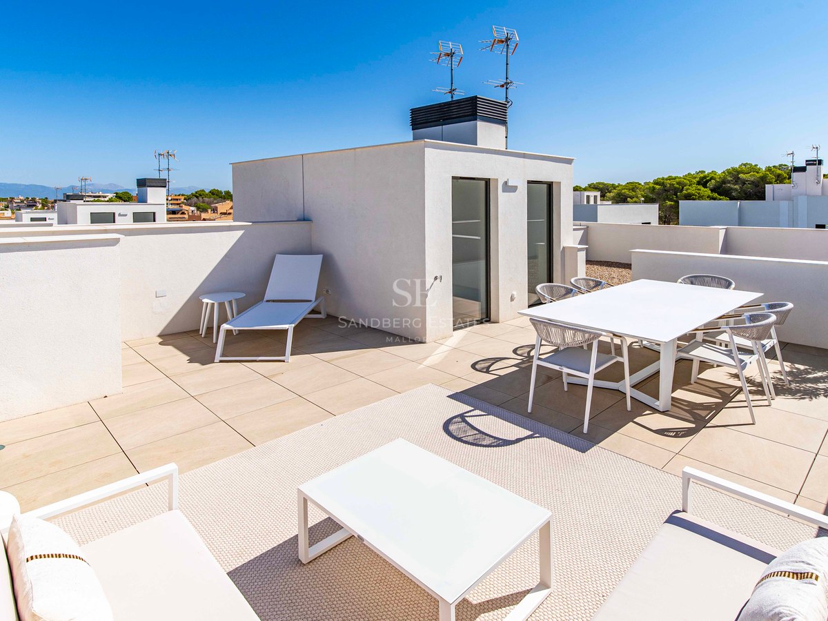 Moderne Dachterrasse mit weißen Outdoormöbeln, Esstisch für sechs Personen, Lounge-Set und Sonnenliege.