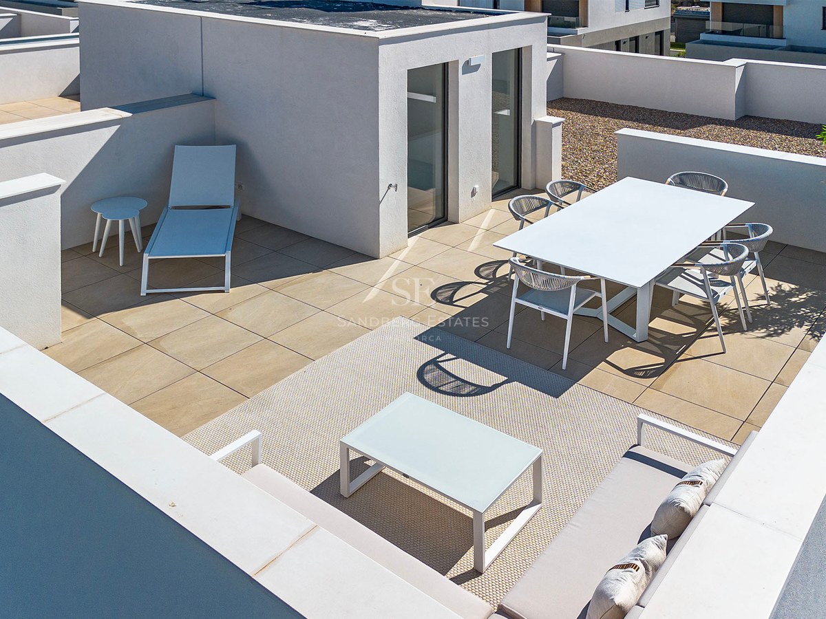 Erhöhte Ansicht einer weißen minimalistischen Dachterrasse mit Esstisch, Lounge-Möbeln und Sonnenliege.
