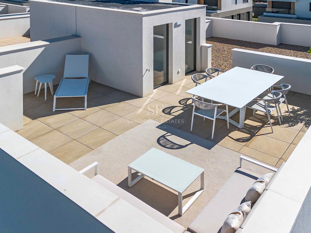 Moderne weiße Dachterrasse mit Esstisch, Sonnenliege und Loungebereich auf hellen Steinfliesen.