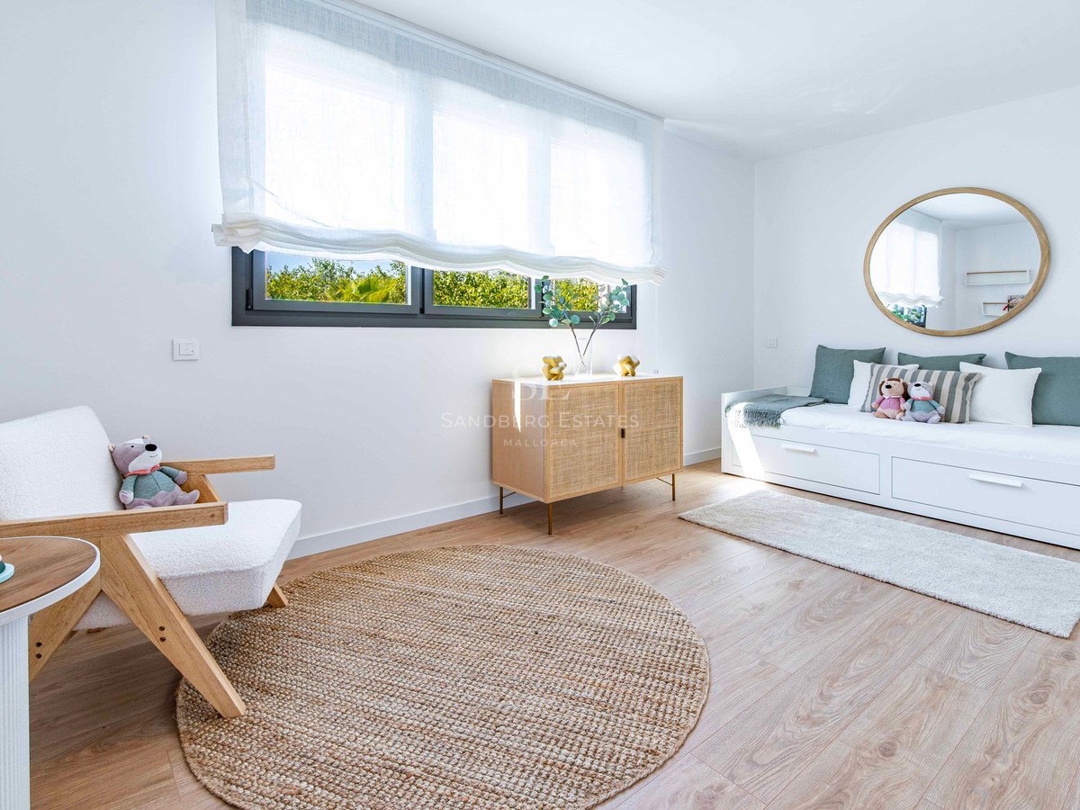 Modernes weißes Schlafzimmer mit Tagesbett, Juteteppich, Holzsessell und natürlichem Licht.