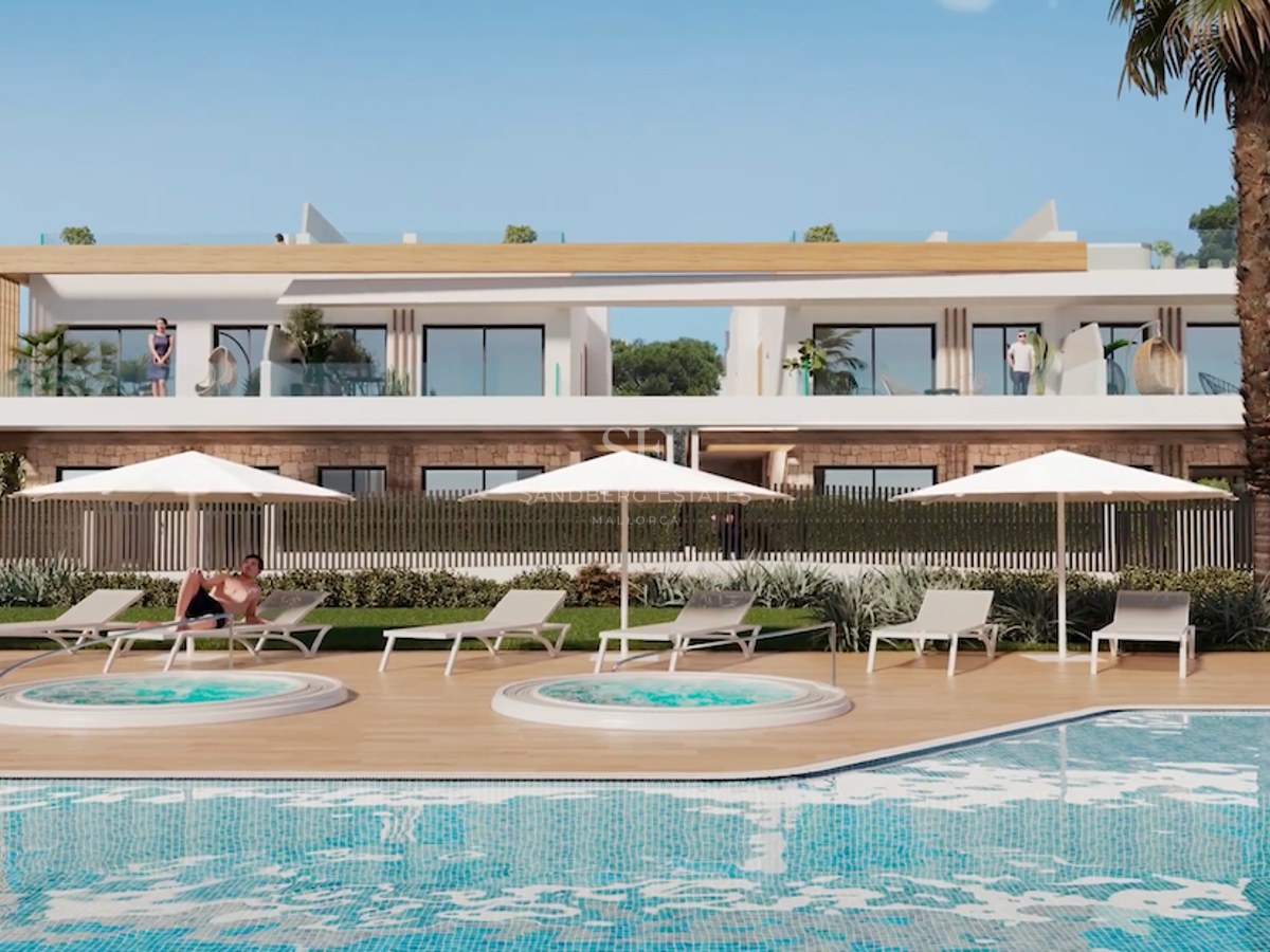 Moderner Außenpoolbereich mit zwei Whirlpools, Sonnenliegen unter weißen Schirmen und weißem Wohngebäude im Hintergrund.