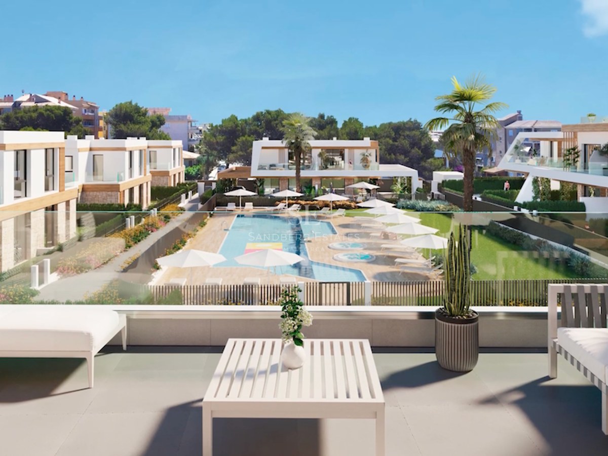 Moderne Terrasse mit weißen Loungemöbeln und Blick auf einen großen Pool sowie mediterrane Gärten.