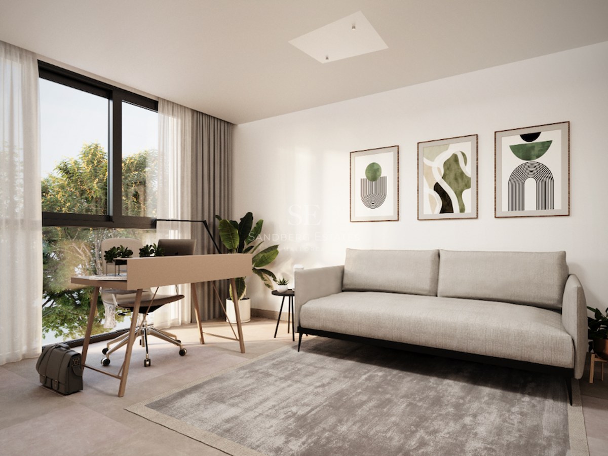 Helles Heimbüro mit Holztisch, grauem Sofa, abstrakter Kunst und großen Fenstern mit Blick auf Bäume.