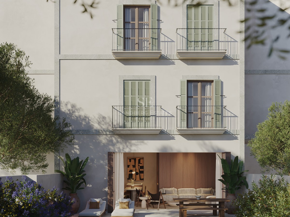 Vue extérieure d'une villa moderne avec piscine. Architecture minimaliste, grandes baies vitrées, aménagement paysager soigné et ciel bleu.