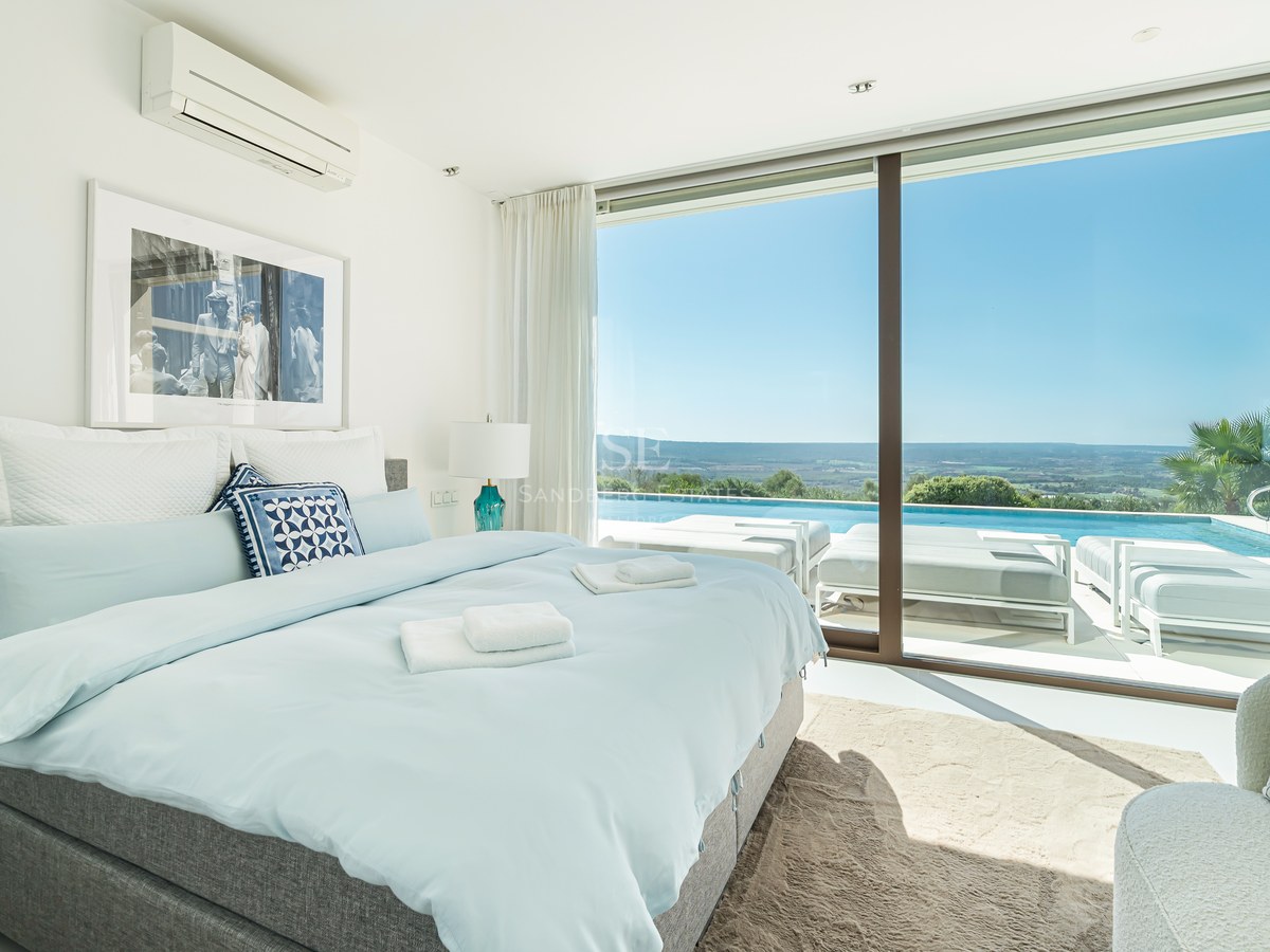 Amplia terraza con piscina infinita, tumbonas y vistas panorámicas. Diseño moderno y elegante con mobiliario exterior de alta gama.