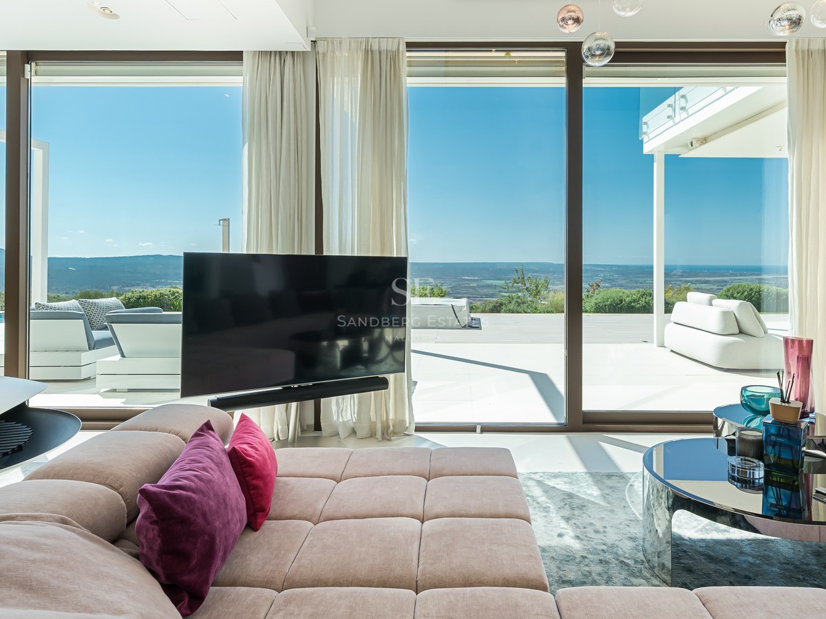 Amplia terraza con piscina infinita, tumbonas y vistas panorámicas. Diseño moderno, elegante y minimalista. Mobiliario de exterior de alta calidad.