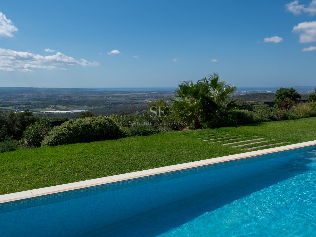Vista piscina borde infinito. Diseño moderno. Amplias terrazas, vegetación. Minimalismo elegante, luz natural. Inversión.