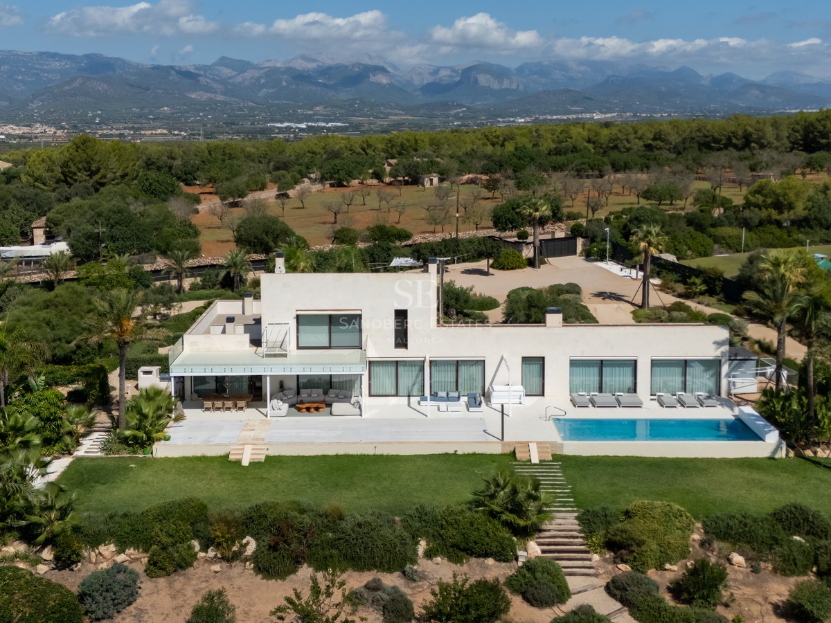 Amplio balcón con vistas panorámicas al mar. Diseño moderno con mobiliario exterior elegante y barandilla de cristal.