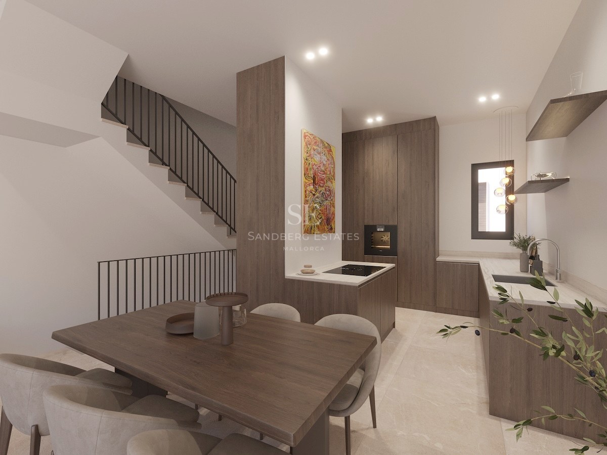 Rymligt, ljust vardagsrum med stora fönster med havsutsikt. Modern inredning med designmöbler och neutral färgpalett.