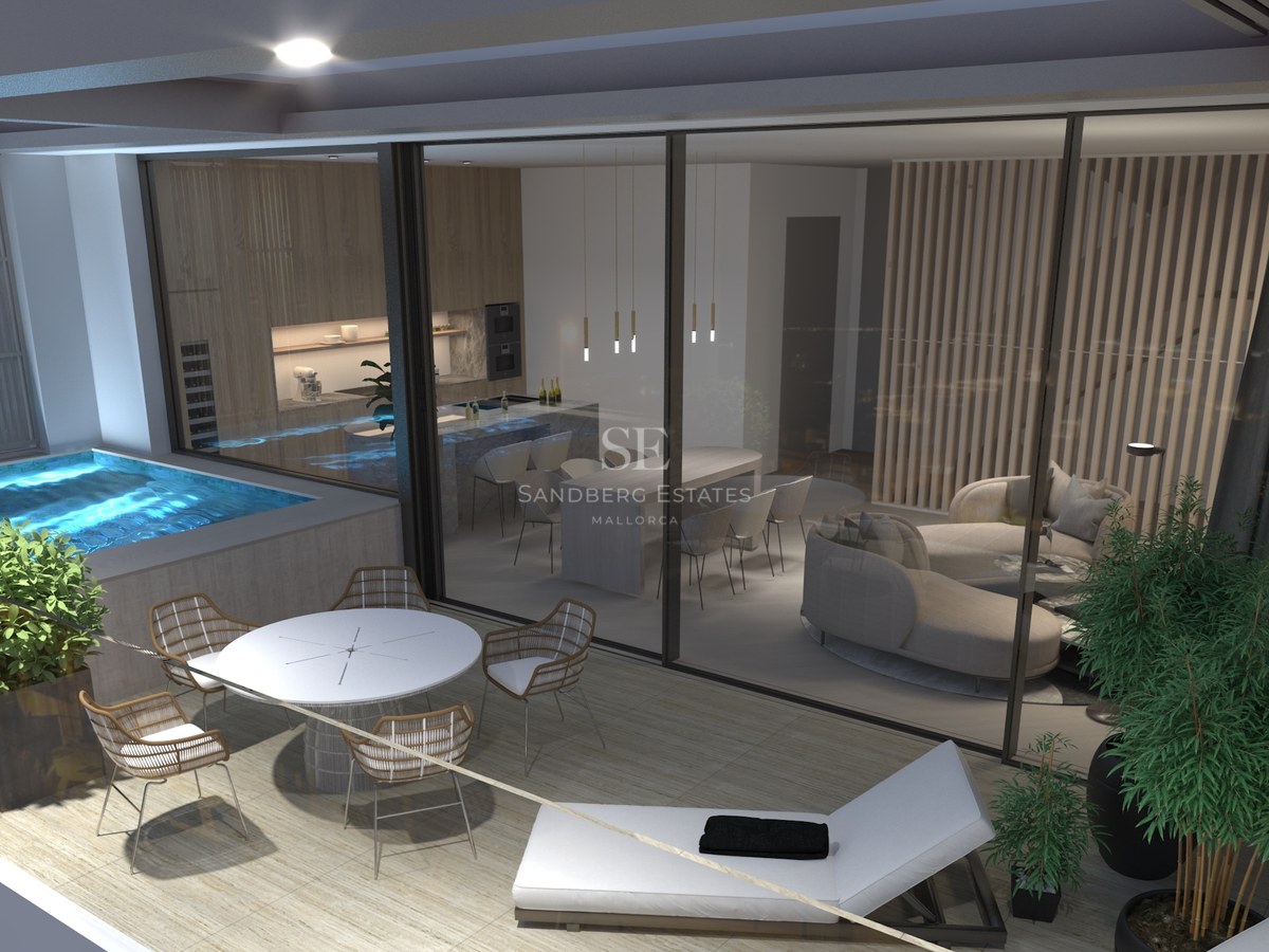 Terrasse moderne avec salle à manger, transat et piscine bleue éclairée à côté de grandes baies vitrées.