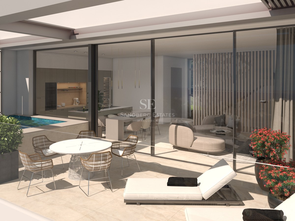 Terrasse moderne avec coin repas, chaises longues et petite piscine à côté du salon et de la cuisine vitrés.