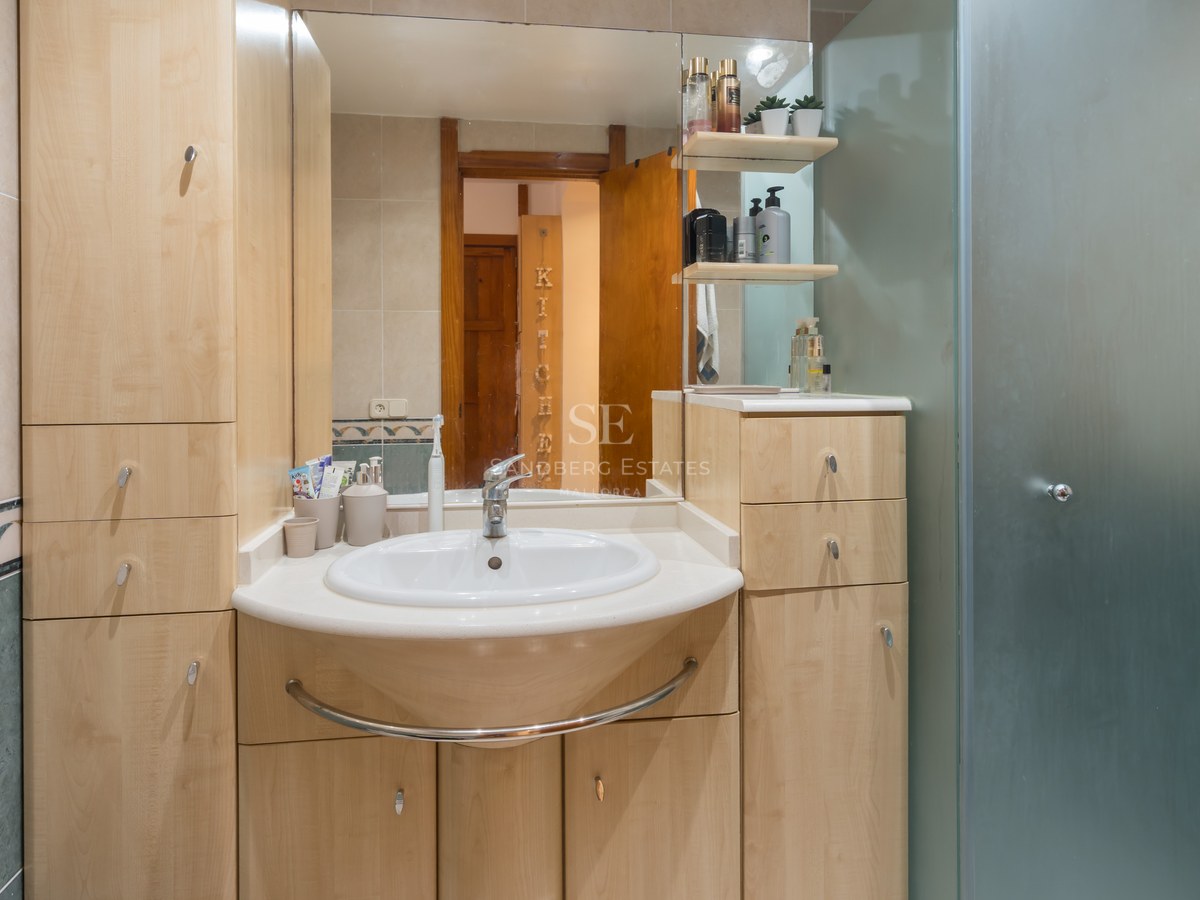 Ático moderno con ventanales amplios, terraza espaciosa, piscina privada y vistas impresionantes. Diseño minimalista y elegante.