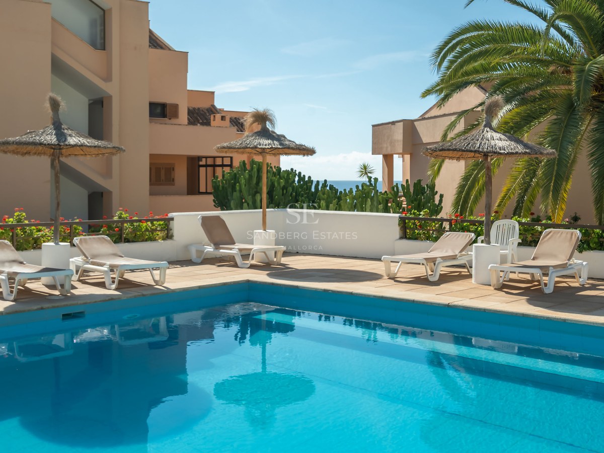 Amplia terraza con piscina infinita y vistas panorámicas. Arquitectura moderna con elegantes acabados y abundante luz natural.