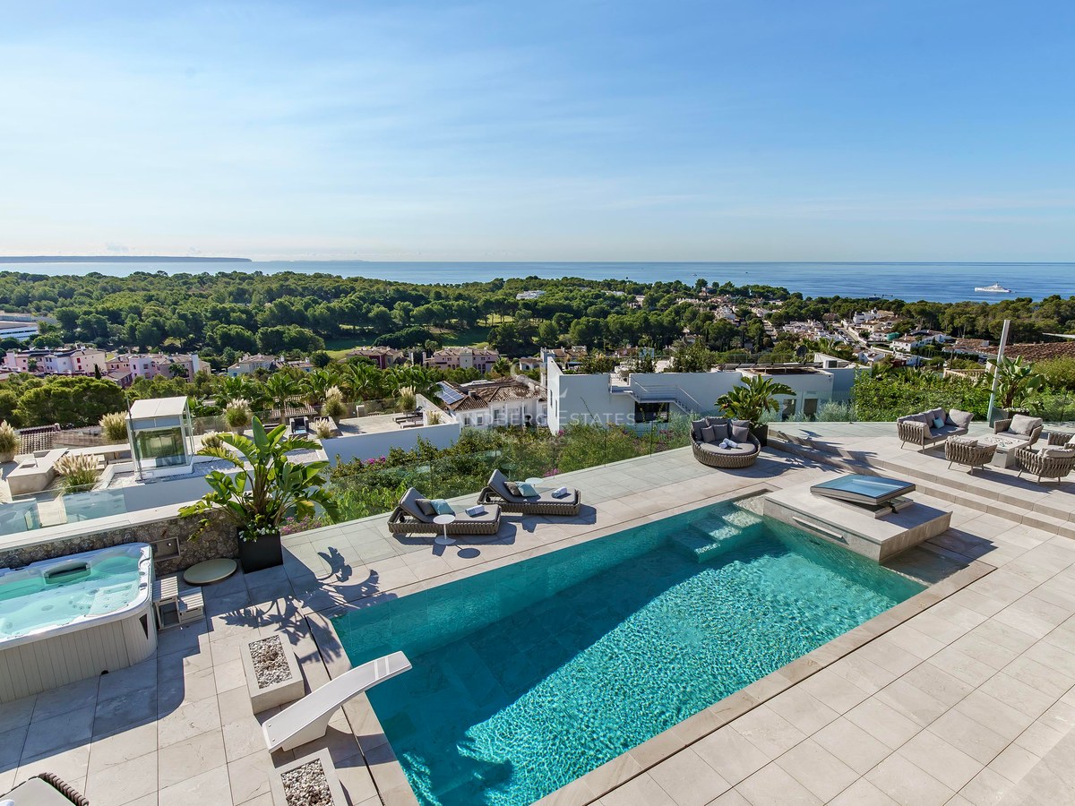 Terraza elevada con piscina turquesa, jacuzzi exterior y zona lounge con vistas panorámicas al Mediterráneo.