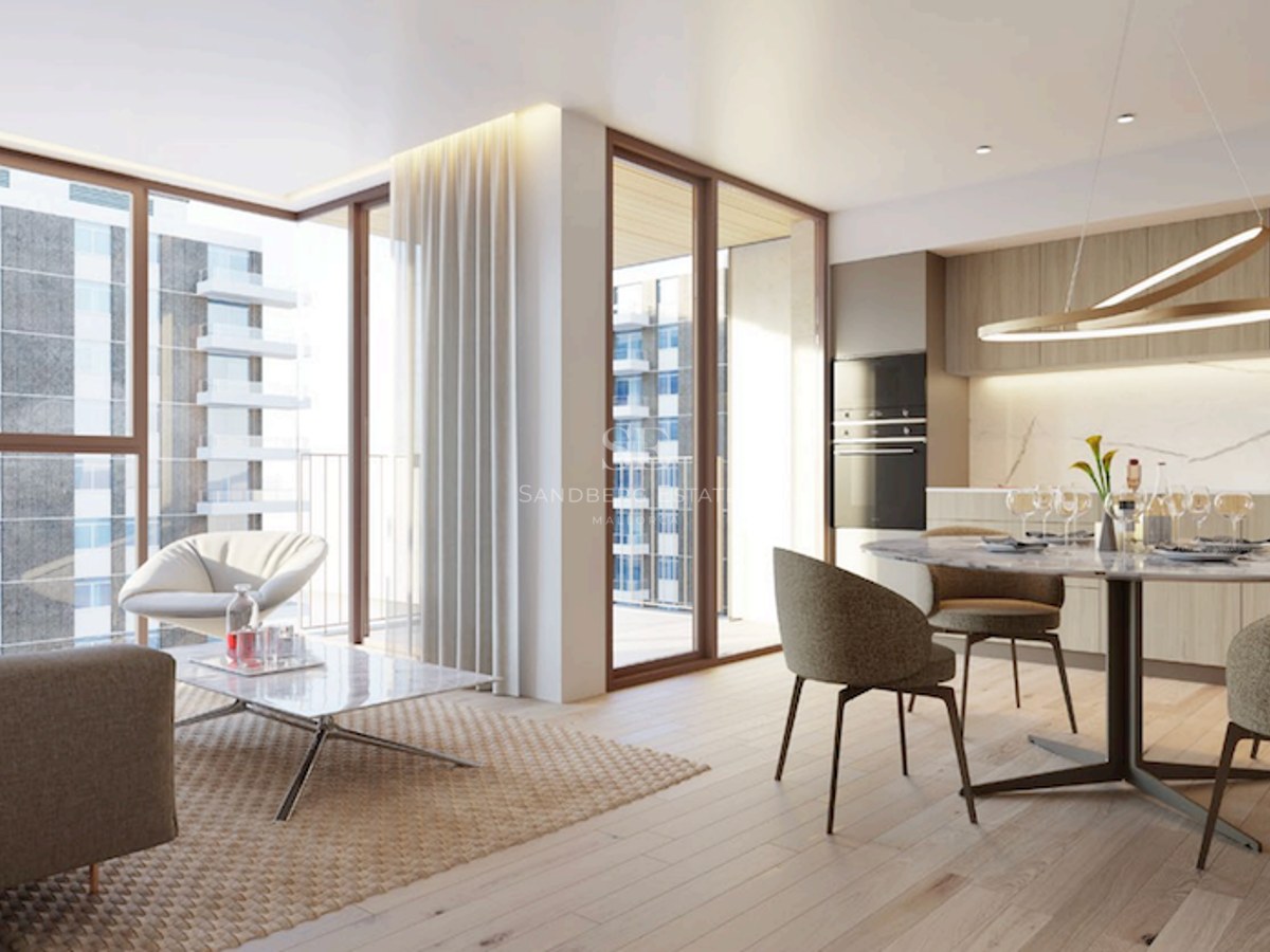 Salón moderno con ventanales de suelo a techo, mesas de mármol y suelos de madera clara con acceso a terraza.