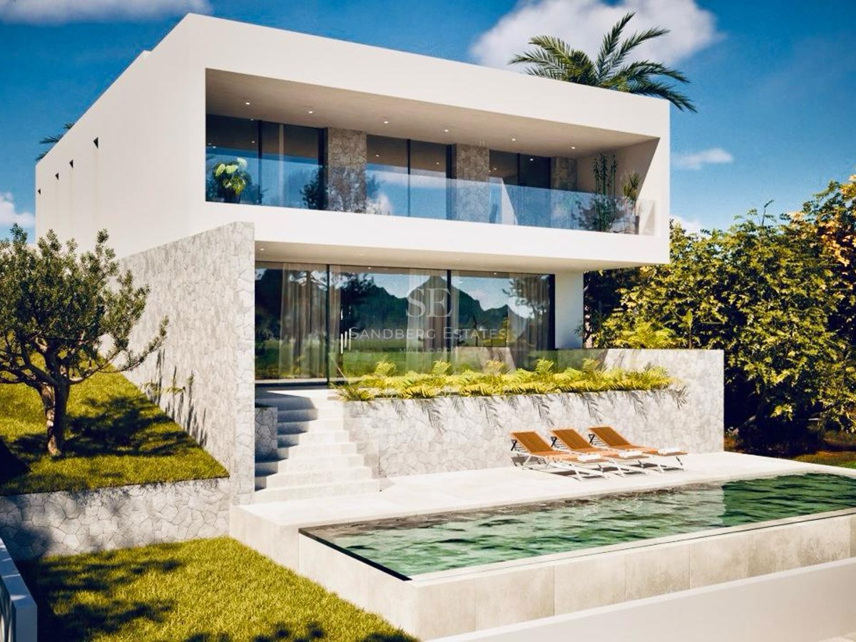 Fasad av en modern vit villa med pool, solstolar och trädgård under en klar himmel.