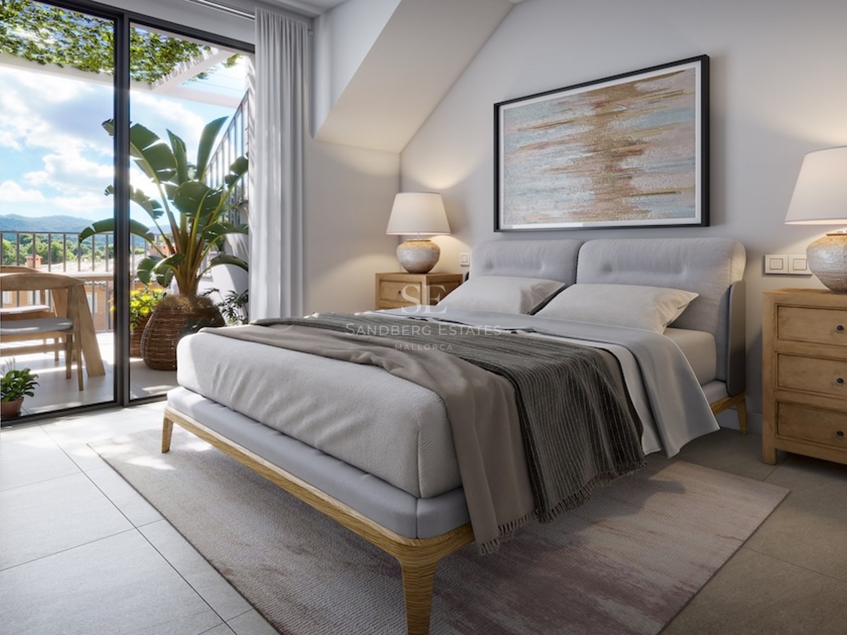 Dormitorio principal moderno con cama grande, mesitas de noche de madera y puertas de cristal hacia una terraza soleada.