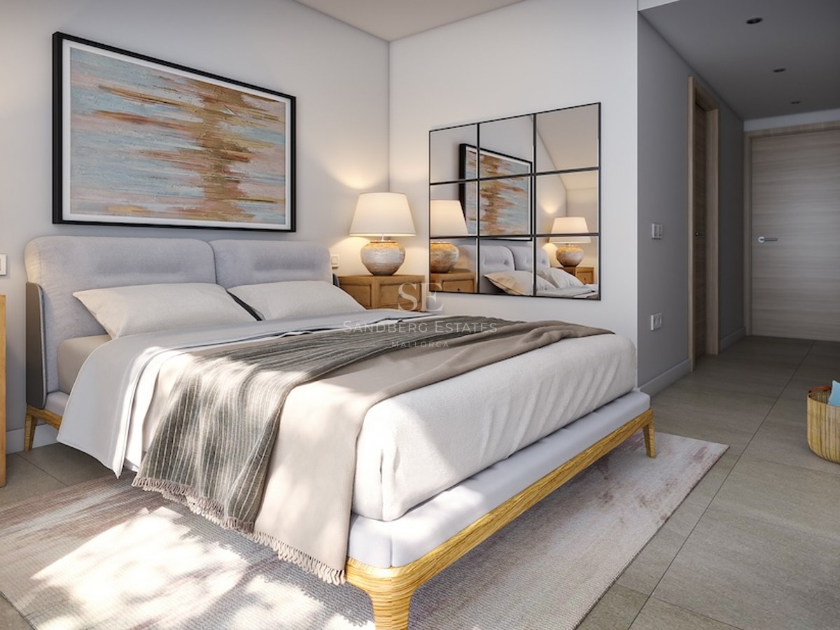 Dormitorio luminoso con cama grande, cabecero tapizado, mesitas de noche de madera y espejo decorativo de cuadrícula.