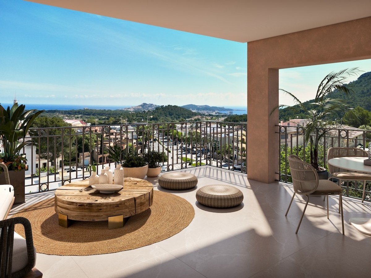 Terraza moderna con muebles de madera y alfombra circular frente a una costa mediterránea.