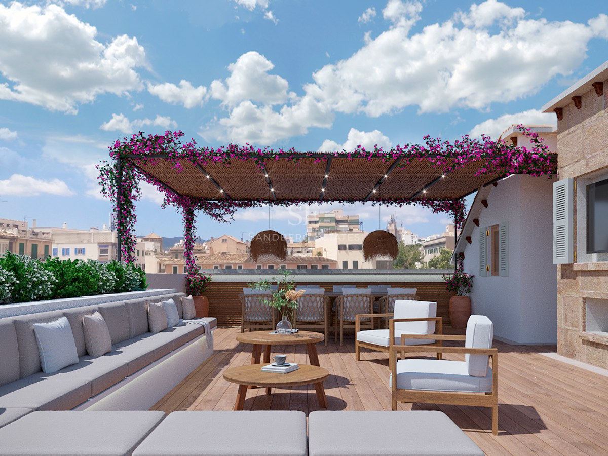 Rymlig takterrass i trä med grå soffor, bougainvillea-pergola och matplats utomhus med utsikt över staden.