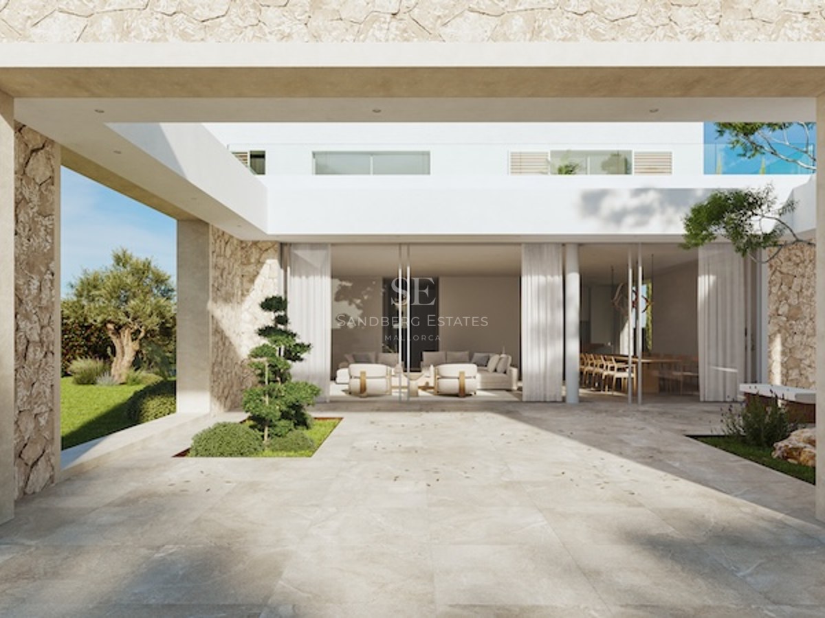 Moderne Villenterrasse mit Natursteinfliesen und Glasschiebetüren zum offenen Wohnbereich.