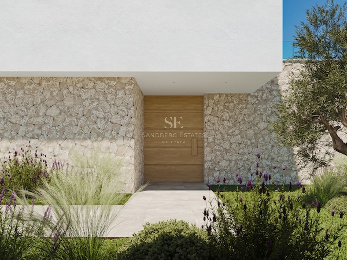 Moderner Villa-Eingang mit massiver Holztür, Natursteinwänden und mediterraner Bepflanzung.