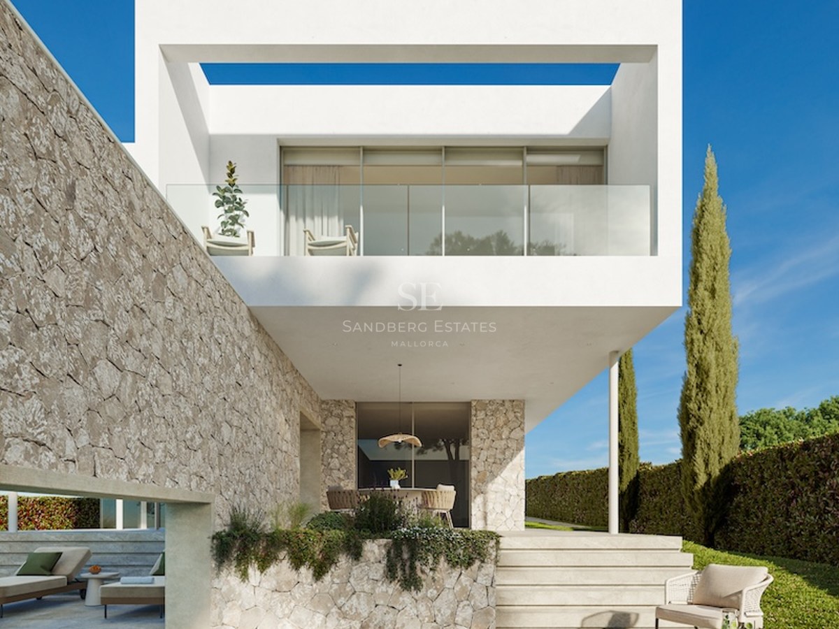Villa contemporaine blanche à deux étages avec murs en pierre naturelle, piscine turquoise et architecture épurée.