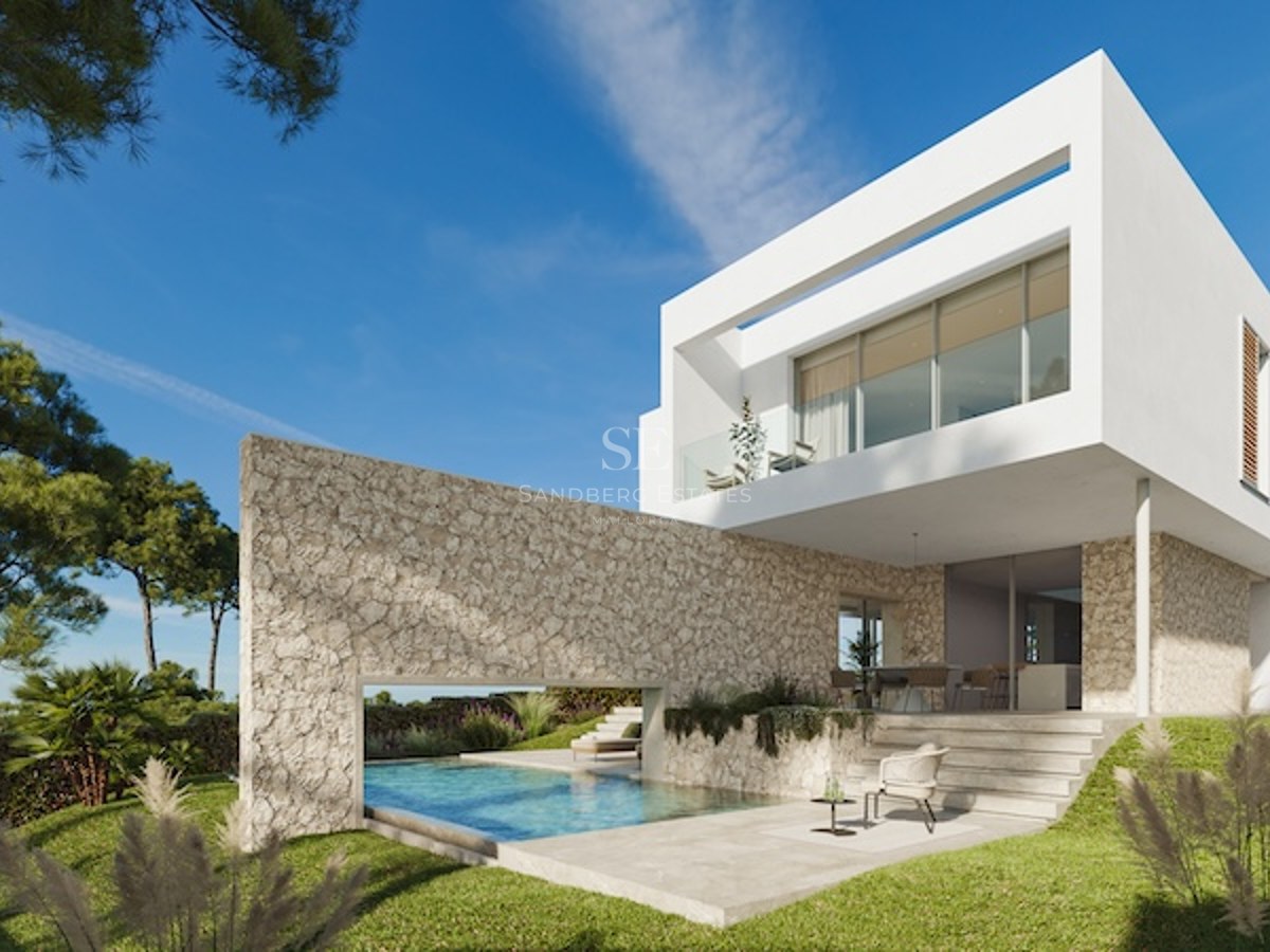 Villa blanche moderne avec mur en pierre naturelle à côté d'une piscine turquoise et pelouse sous un ciel bleu.