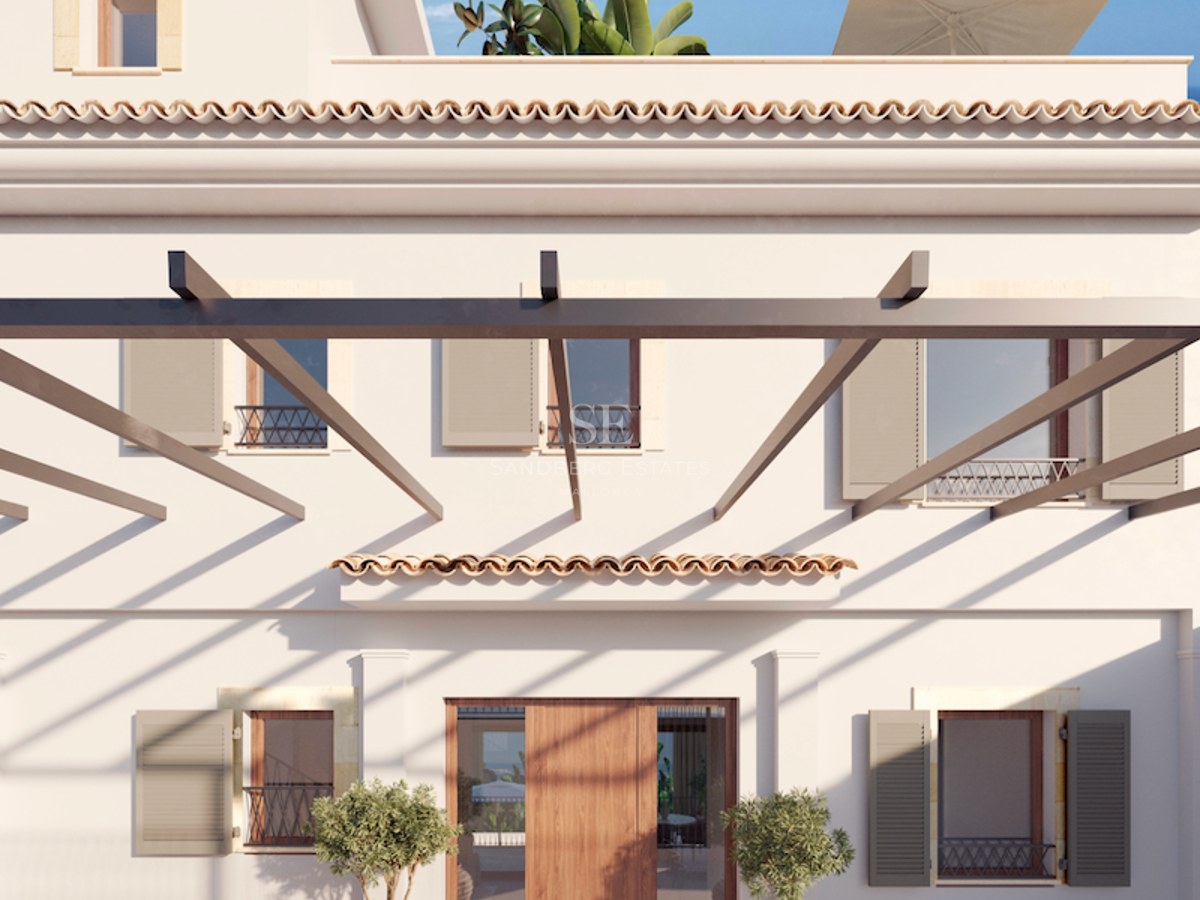 Façade de villa blanche méditerranéenne avec pergola en bois, tuiles en terre cuite et plantes en pot à l'entrée.