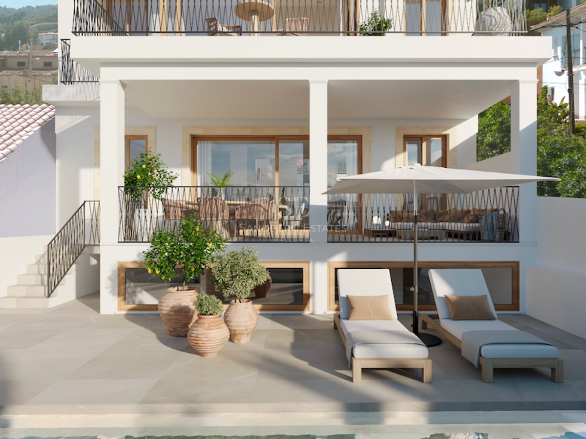 Façade de villa blanche moderne avec piscine au premier plan, chaises longues et plusieurs niveaux de terrasses.