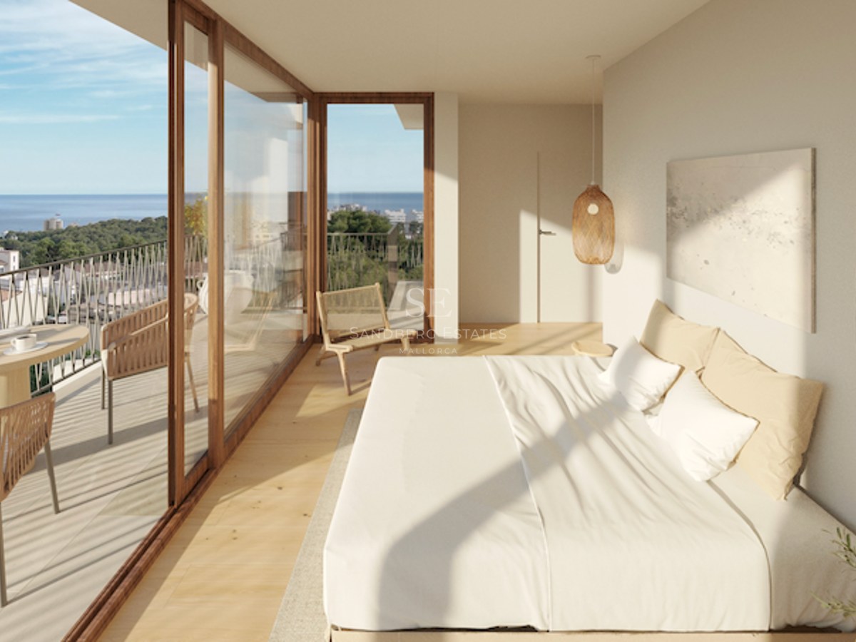 Chambre lumineuse avec baies vitrées, parquet en chêne et terrasse donnant sur la mer Méditerranée.