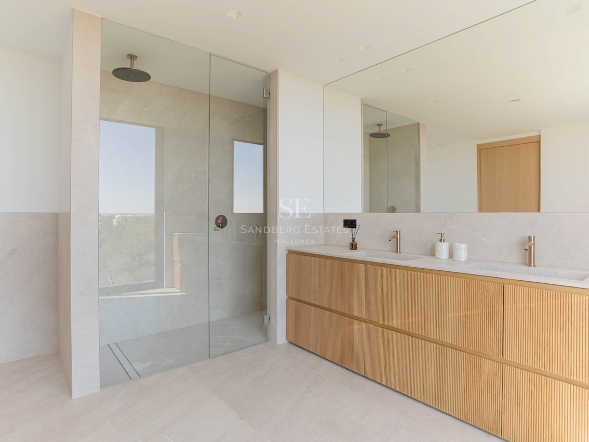 Salle de bains principale contemporaine avec double vasque en chêne strié, douche à l'italienne et marbre clair.