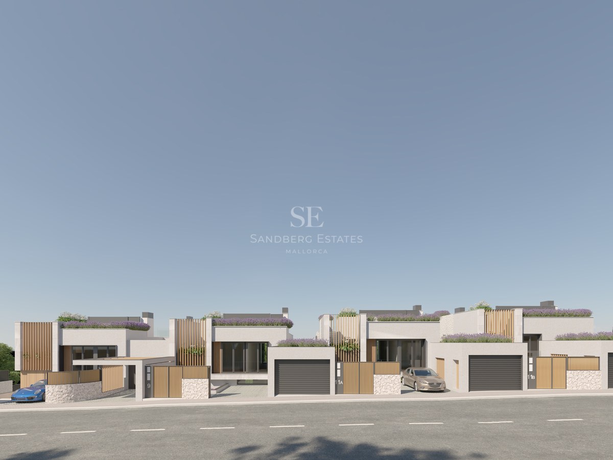 Fila de villas blancas contemporáneas con detalles en madera y garajes privados bajo un cielo azul despejado.
