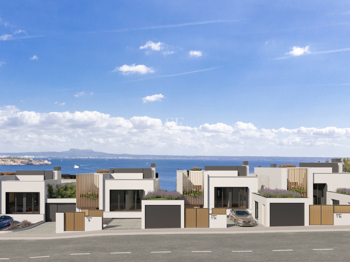 Série de villas contemporaines blanches avec accents en bois surplombant la mer sous un ciel bleu.