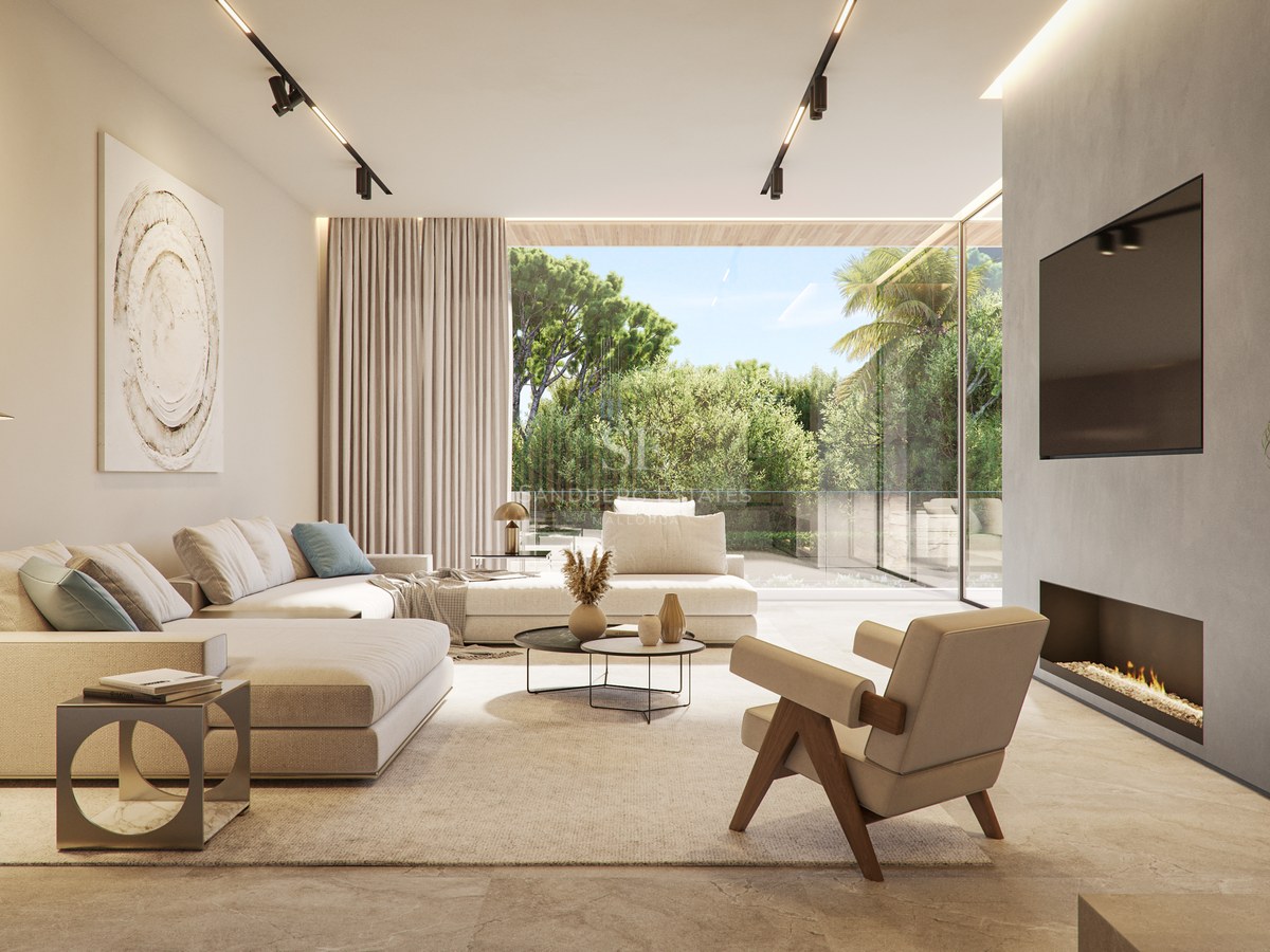 Salon de luxe contemporain avec baies vitrées, canapés modulables crème et fauteuil design en bois.