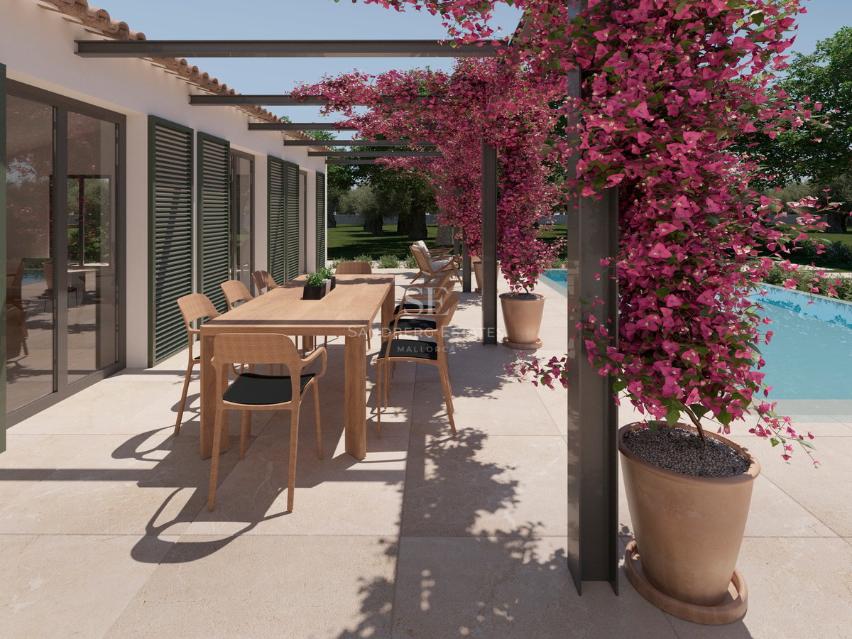 Sonnige Terrasse mit Holzesstisch, rosa Bougainvillea an einer Pergola und türkisfarbenem Pool.