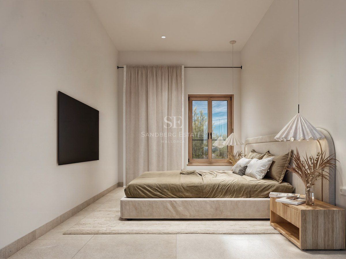 Une chambre minimaliste avec un lit rembourré, une table de chevet en bois, des suspensions et de la lumière naturelle.