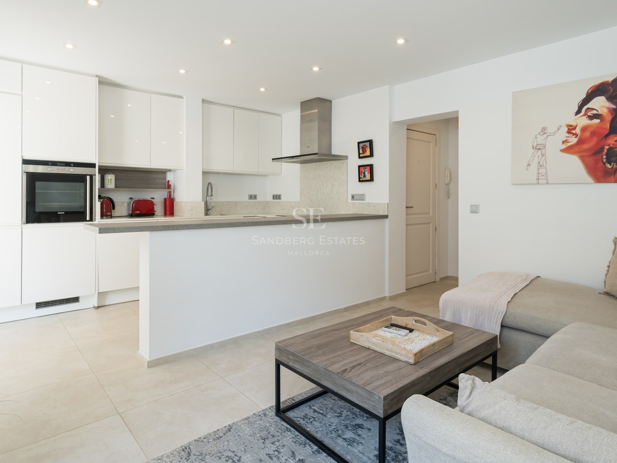Spacious terrace with infinity pool, sun loungers, and panoramic views. Modern, minimalist and elegant design. Ideal for relaxation.