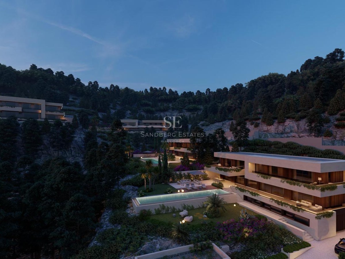 Vista arquitectónica de una villa moderna de varios niveles en una ladera boscosa de noche con piscina iluminada.